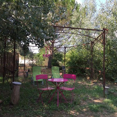 Отель Roulotte Aux Peupliers La Tour-d'Aigues Экстерьер фото